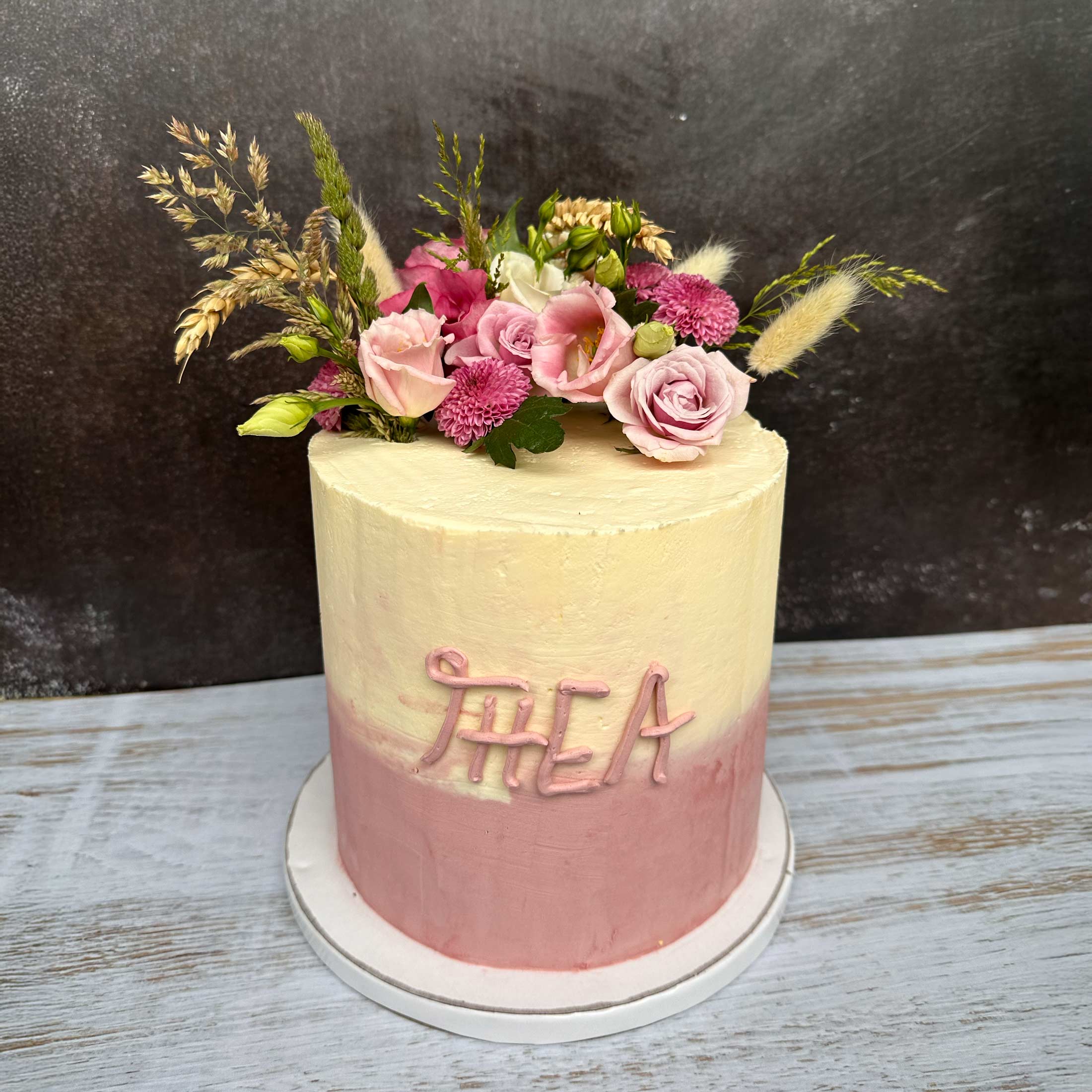 Individuelle-Torten_Tauftorte_echteBlumen_IMG_5815-web